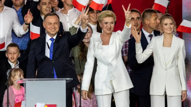 Анджей Дуда вдруге став президентом Польщі, але з мінімальним відривом від суперника