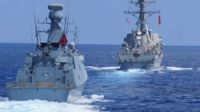 صورة أرشيفية لسفينتين حربيتين تركيتين