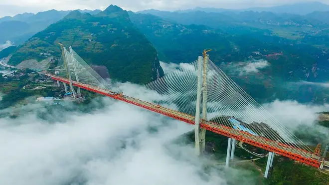 Cầu Bắc Bàn Giang cao nhất thế giới, ở tỉnh Quý Châu, Trung Quốc đã được thông xe sau nhiều năm xây dựng.
