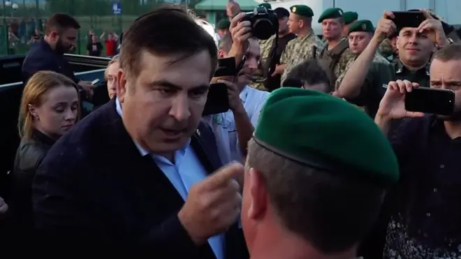 Михаил Саакашвили говорит с пограничником на территории Украины