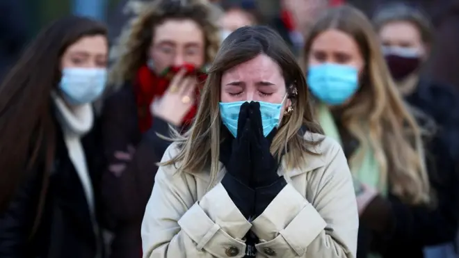 В субботу у места поминовения Сары Эверард в лондонском Клэпхеме