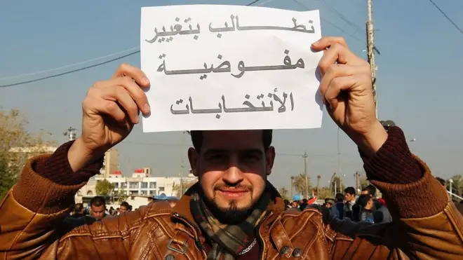 تظاهر الآلاف من أتباع رجل الدين الشيعي مقتدى الصدر ، وسط العاصمة العراقية بغداد، احتجاجا على تشكيلة مفوضية الانتخابات والقانون المنظم لعملها.
