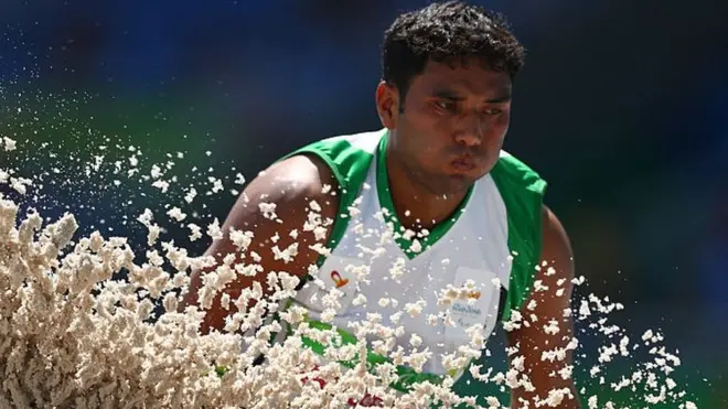 لانگ جمپ میں زیادہ اچھی کارکردگی نہ ہونے کی وجہ سے انھوں نے ڈسکس تھرو میں حصہ لینا شروع کردیا