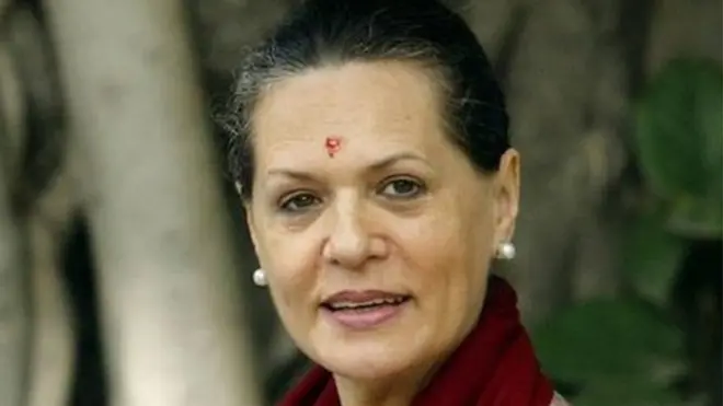 సోనియాగాంధీ చేతికి దారం కడుతున్న ఓ హిందూ సన్యాసిని