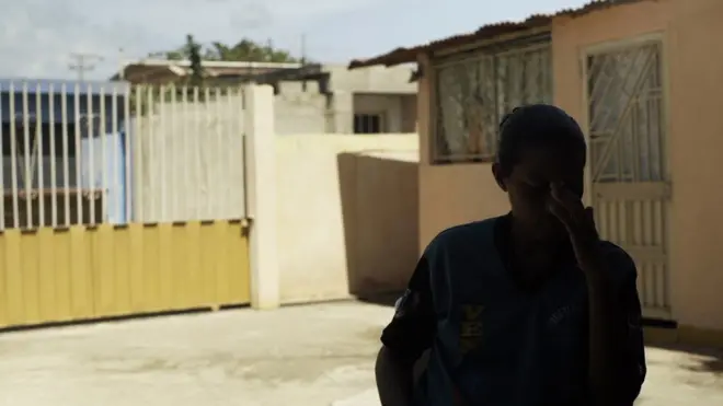 Marlene fue repudiada por su familia por su decisión de entregar a su hija y no quiere que nadie conozca sus verdadera identidad.