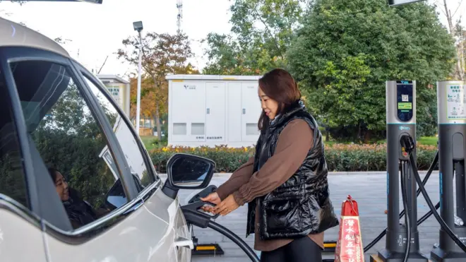 People charge new energy vehicles at a new energy vehicle charging station at the Crystal Museum in Donghai County, Lianyungang City, East China's Jiangsu province, Nov 7, 2023.