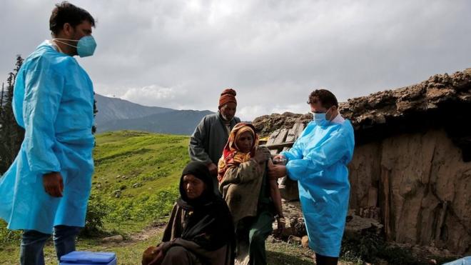 कश्मीर के बडगाम ज़िले में टीकाकरण