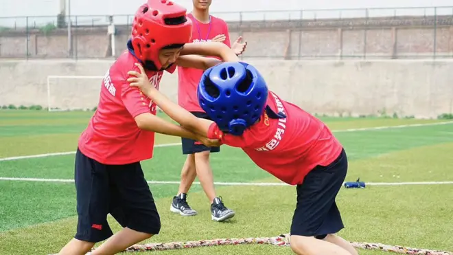北京有一所特殊的「男孩學校」，學校創辦人有一個宏大的目標，將柔弱男孩變成「男子漢」。