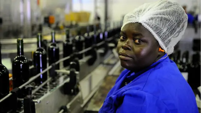femme qui travaille dans un usine.