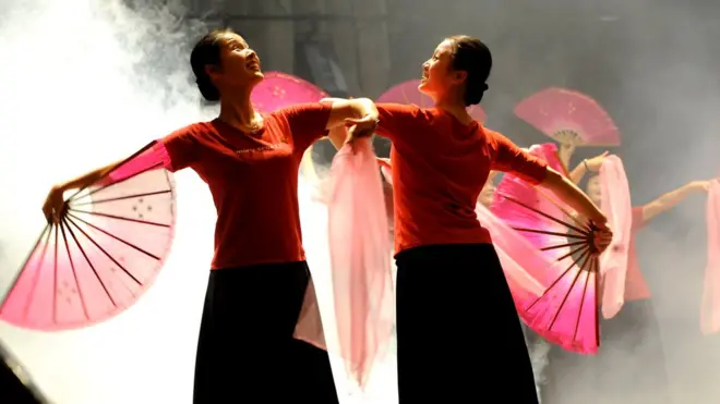 Пока жители Северной Кореи напевают песни из опер и делают под них зарядку, они участники представления