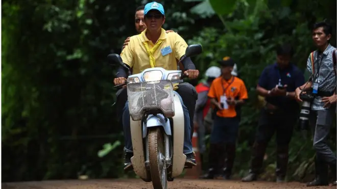 สิทธิศักดิ์ สวรรค์รักษ์ ขณะรับส่งอาสาสมัคร