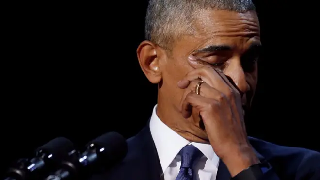 奥巴马拭泪