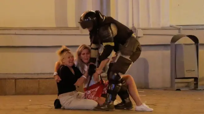 Протести у Мінську: є поранені і десятки затриманих