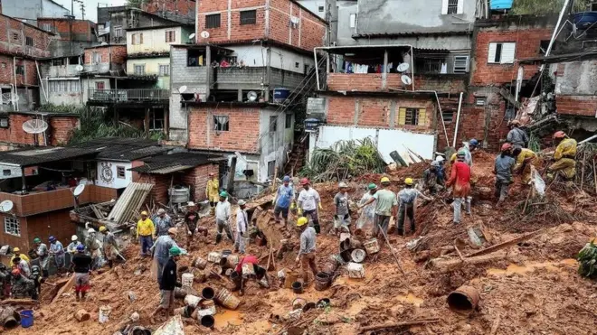 Voluntários e bombeiros procuram vítimasjoguinho que dá dinheiroescombrosjoguinho que dá dinheirodeslizamentojoguinho que dá dinheiroFranco da Rocha