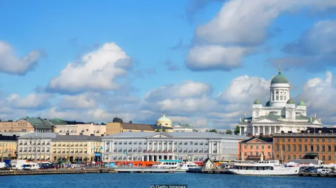 Cảnh quan kiến trúc của Helsinki được chế ngự bởi tòa thánh màu trắng Neo-Classical do Carl Ludwig Engel thiết kế