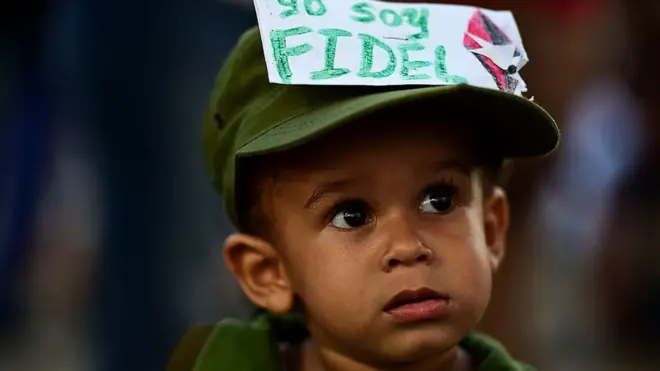 Nhiều người Cuba rơi nước mắt khi xe đưa di cốt của ông Fidel Castro tới thành phố Santiago, nơi cuộc cách mạng ra đời.