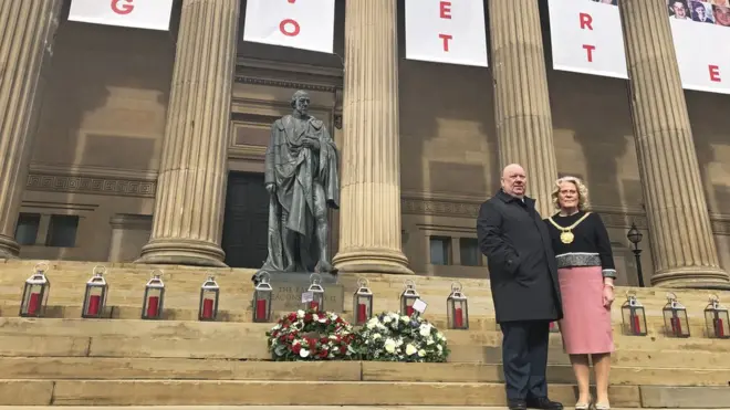 Gradonačelnik Džo Anderson i počasna gradonačelnica Kristina Benks na stepenica Sent Džordž Hola