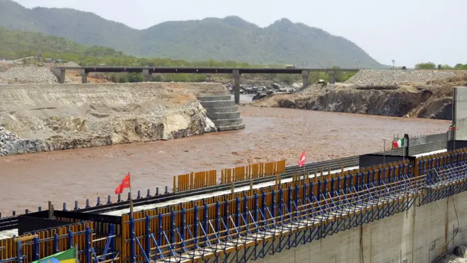 Hammomda uning yechinayotgan videosi bor. Hammomda uning yechinayotgan videosi bor.