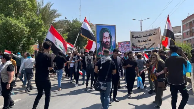 در تظاهرات ميدان تحرير سمبل‌هاى شيعه به چشم مى خورد اما اجابت از دعوت آيت الله سيستانى براى شركت در انتخابات نه