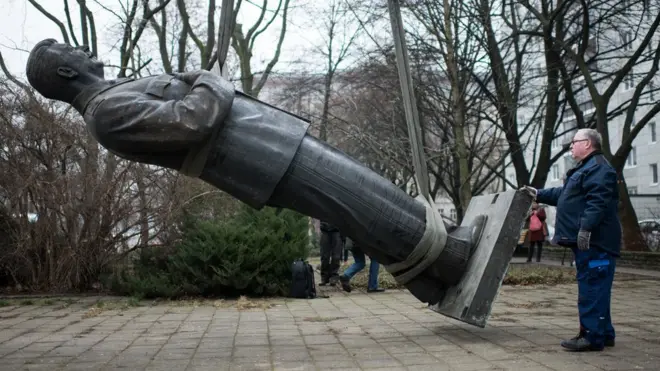 Подготовка к открытию выставки “Красный Бог - Сталин и немцы”, посвященной культу советского вождя в ГДР, в Берлине