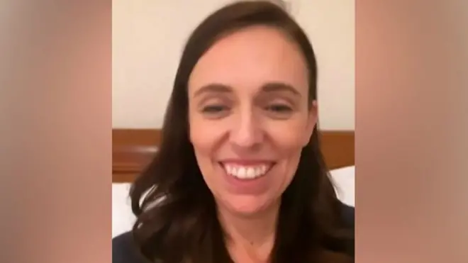 නවසීලන්ත අගමැතිනි ජසින්ඩා ආර්ඩන්ගේ සජීවී Facebook සංවාදයට තුන් හැවිරිදි දියණියගෙන් බාධා