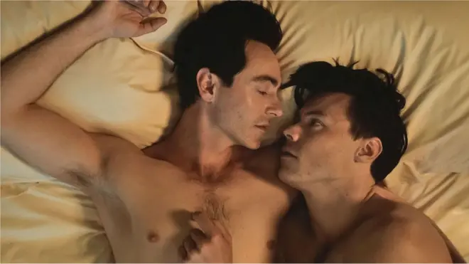 Harry Styles y David Dawson en la cama en una escena de "My Policeman".