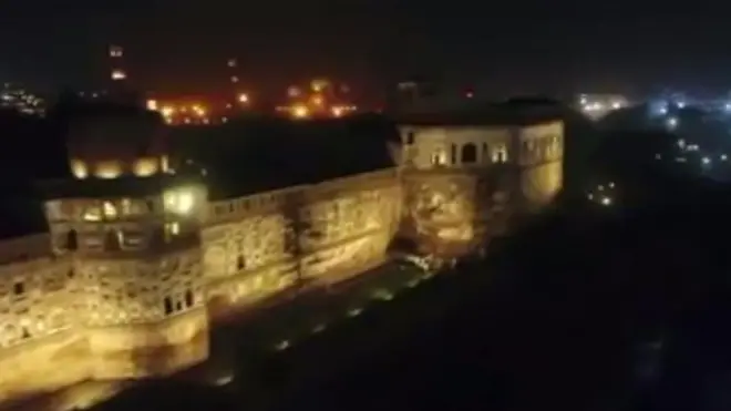 لاہور کے شاہی قلعہ کی دیوار دنیا کی سب سے لمبی تصویری دیواروں میں ایک ہے جسے خصوصی طور پر سیاحوں کیلئے روشن کیا گیا ہے۔