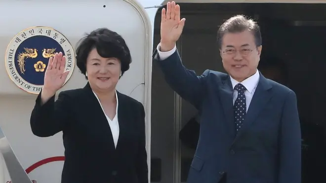 문재인 대통령과 김정숙 여사가 한·러 정상회담에 참석하기 위해 21일 오전 경기도 성남 서울공항에서 전용기에 탑승하기 전 손을 들어 인사하고 있다