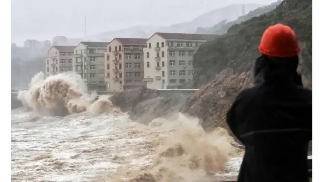 إعصار ليكيما يصنف "كإعصار قوي" إلا أنه تراجعت قوته قليلا قبل حدوث الانهيار الأرضي