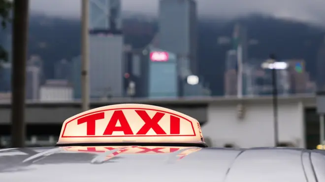 香港九龙尖沙咀一辆的士（出租车）在等候乘客（14/6/2024）