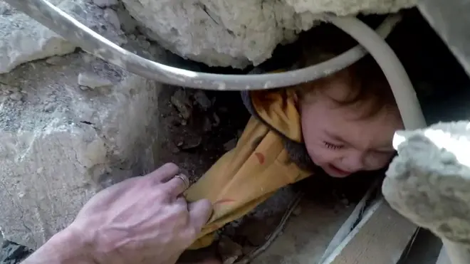 Niño atrapado entre los escombros en Siria