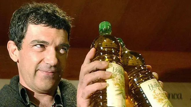 Антоніо Бандерас показує свою оливкову олію. На хліб він маже масло. А в автомобіль заливає мастило чи оливу