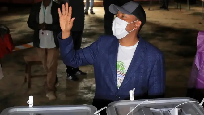 ቀዳማይ ሚኒስተር ኣብዪ እናኣድመጸ