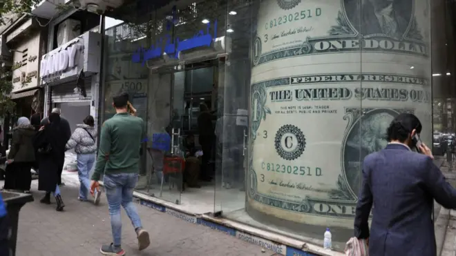 خفضت الحكومة المصرية يوم الإثنين قيمة عملتها ورفعت أسعار الفائدة مع تحرك البنك المركزي لاحتواء تأثير الحرب في أوكرانيا على الاقتصاد