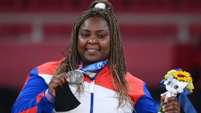 dalys Ortiz, judoca de Cuba, con la medalla de plata en Tokyo 2020I
