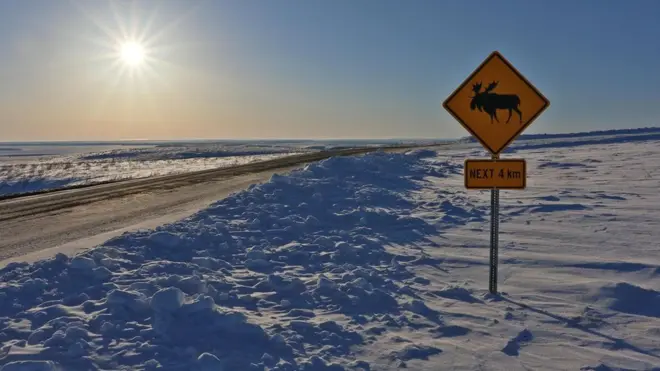 因紐維克-圖克托亞圖克公路的開通，改變了這片冰原上的一切