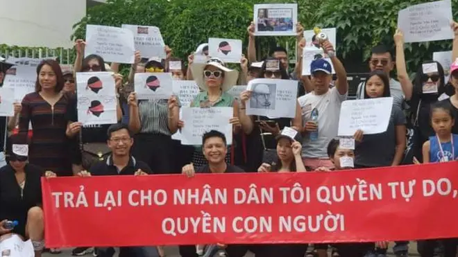 Biểu tình trước nhà mà người biểu tình cho là của đại biểu quốc hội Nguyễn Văn Thân ở Warsaw, Ba Lan