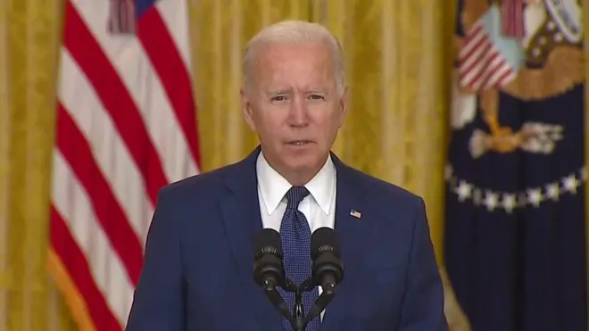 धमाके के बावजूद अफ़ग़ानिस्तान से लोगों को निकाला जाना जारी है.