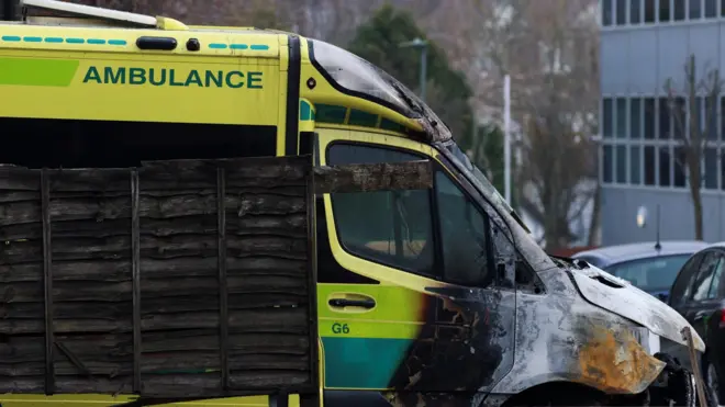 Сгоревшие остатки машин скорой помощи «Хацала» в Голдерс-Грин, Лондон