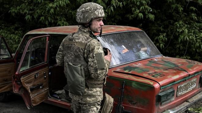 Ukrainian servicemen get ready to move toward the frontline at a checkpoint near the city of Lysychansk in the eastern Ukranian region of Donbas, on May 23, 2022