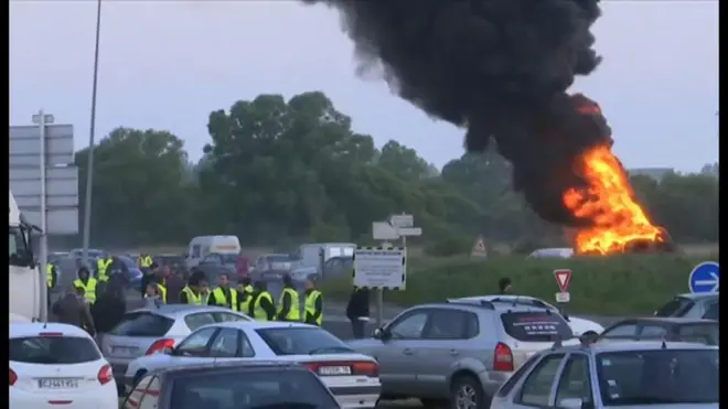 仏各地でストや抗議デモ 労働法改正に反対