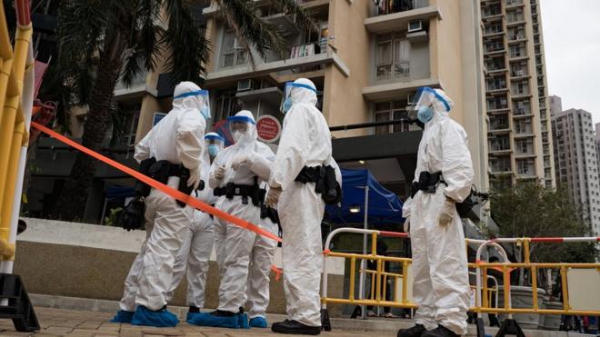 香港目前維持以清零為目標的防疫政策，對發現確診的居民樓進行封鎖，將有風險的感染者送至隔離點進行強制檢疫。