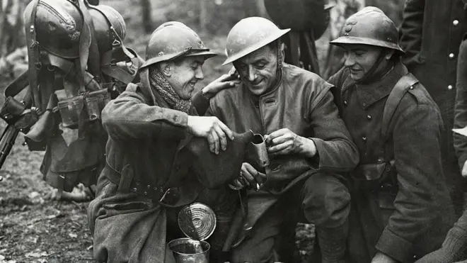 Los soldados utilizaban alcohol, opio o cocaína para evitar el cansancio y mejorar su desempeño en combate. En la foto, soldados británicos y franceses durante la Segunda Guerra Mundial.