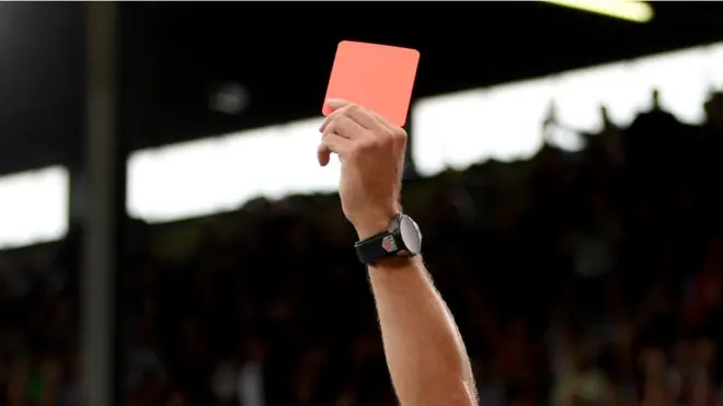 Carton rouge de la GAR, de la FIFA et de la CAF contre des arbitres Ghanéens