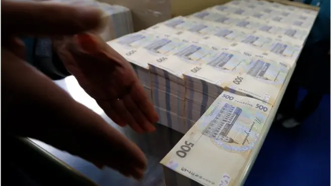 Якщо через гальмування реформ отримання наступних траншів від МВФ затримається, можна очікувати "нової хвилі девальвації гривні" - вважають в НБУ