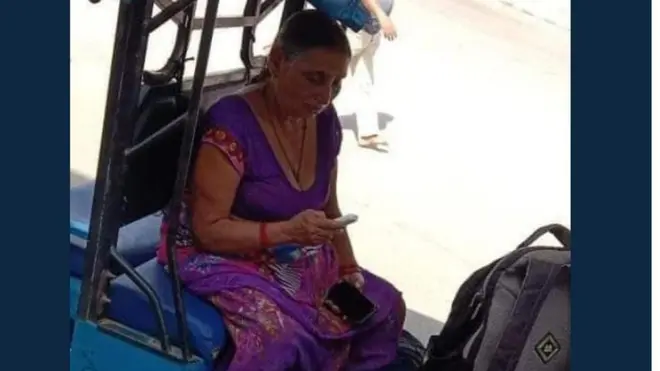 چندراکلا سنگھ کی وائرل ہونے والی تصویر جس میں ان کے بیٹے کی لاش ان کے قدموں میں پڑی ہے۔ (اصل تصویر کو ایڈٹ کر دیا گیا ہے تاکہ لوگوں کی تکلیف کا باعث نہ بنے)