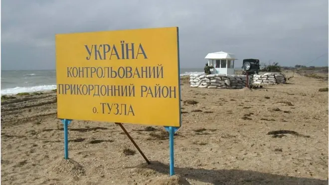 Восени 2003 року Тузла була українським островом. Тепер через ього проходить міст, який Росія збудувала через Керченську протоку до Криму