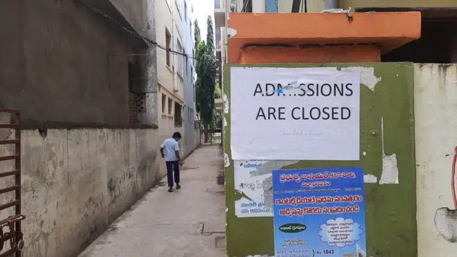 కొన్ని ప్రభుత్వ స్కూళ్లలో నో అడ్మిషన్ బోర్డులు కనిపిస్తున్నాయి.
