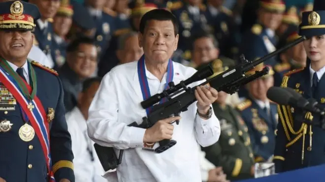 El presidente de Filipinas propone la creación de un grupo civil armado y anima las ejecuciones extrajudiciales.
