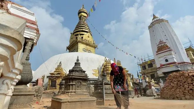 Trận động đất khủng khiếp 2015 đã khiến tháp Phật Swayambhunath bị tổn hại nặng nề